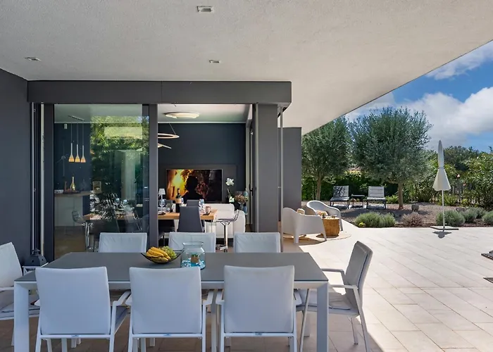 Villa Luxor With Heated Pool