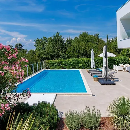 וילה Luxor With Heated Pool