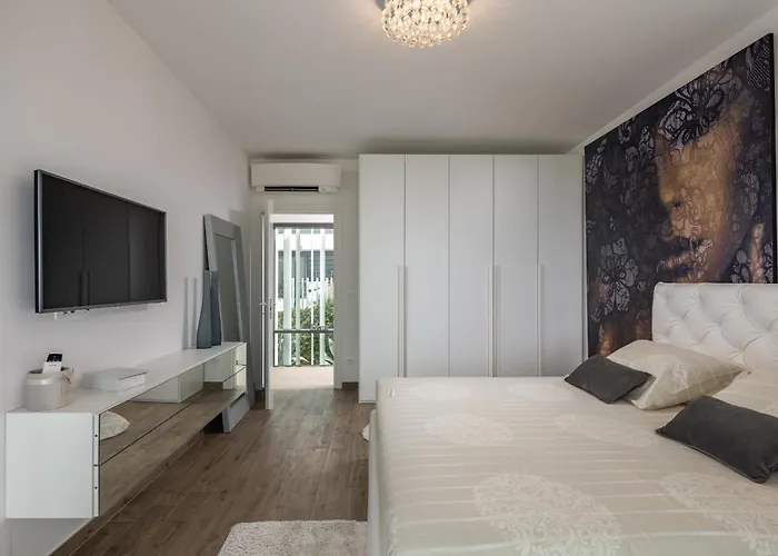 Luxor With Heated Pool Vila