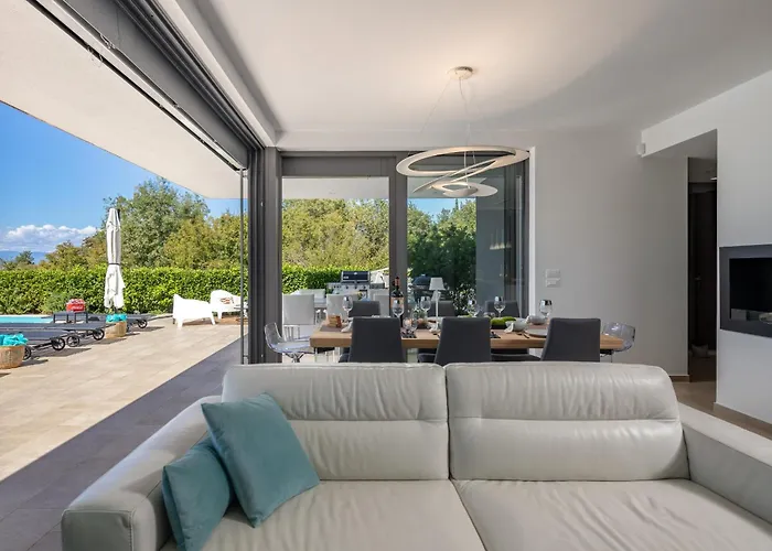 Luxor With Heated Pool Vila